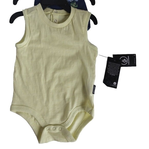 Volcom Boys 2 Piece Set 12 Months Baby Tropical Romper And Beanie NWT And Hanger - Picture 6 of 8